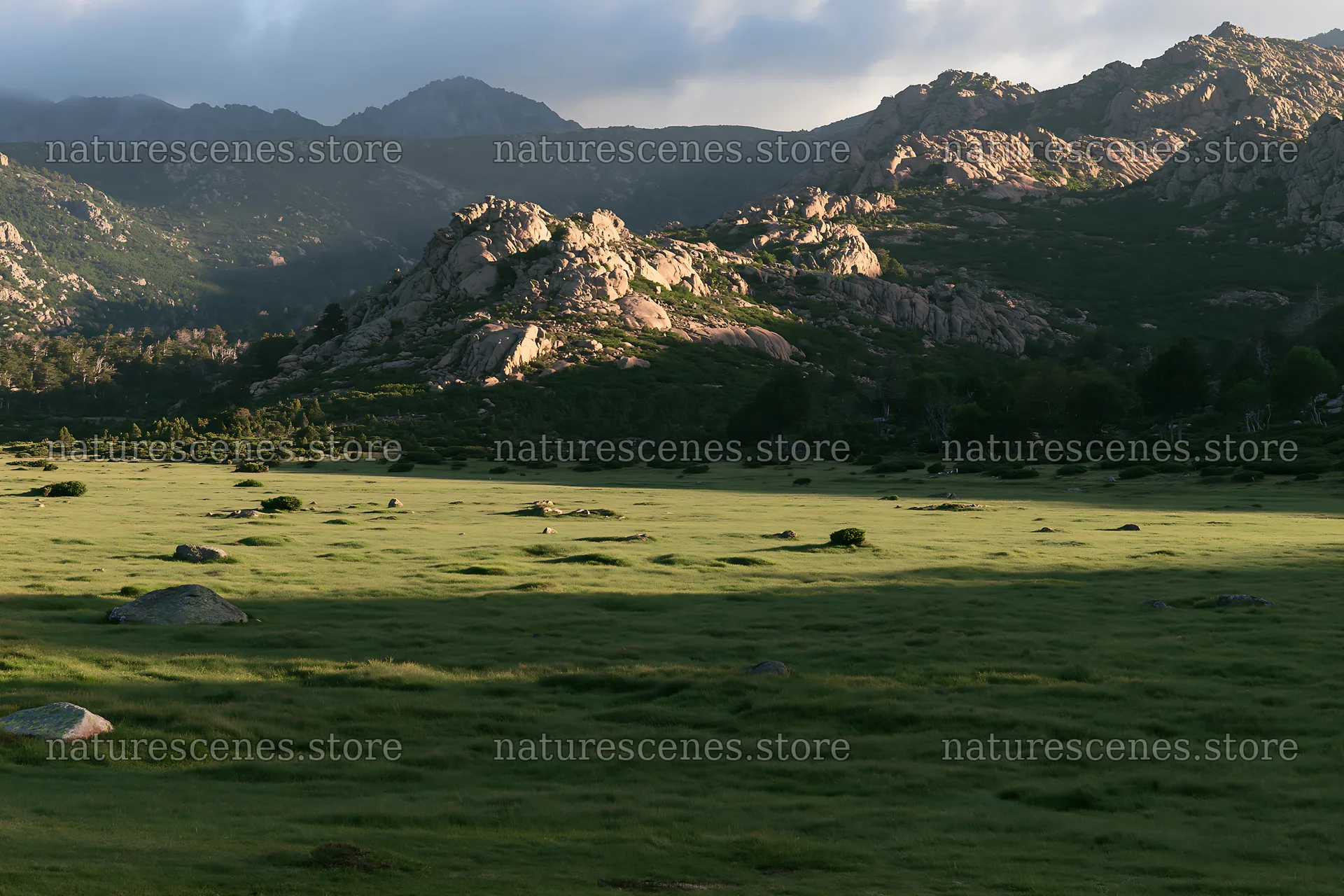 Meadow mountain sunrays in a rocky landscape – nature scenes 9722x6480